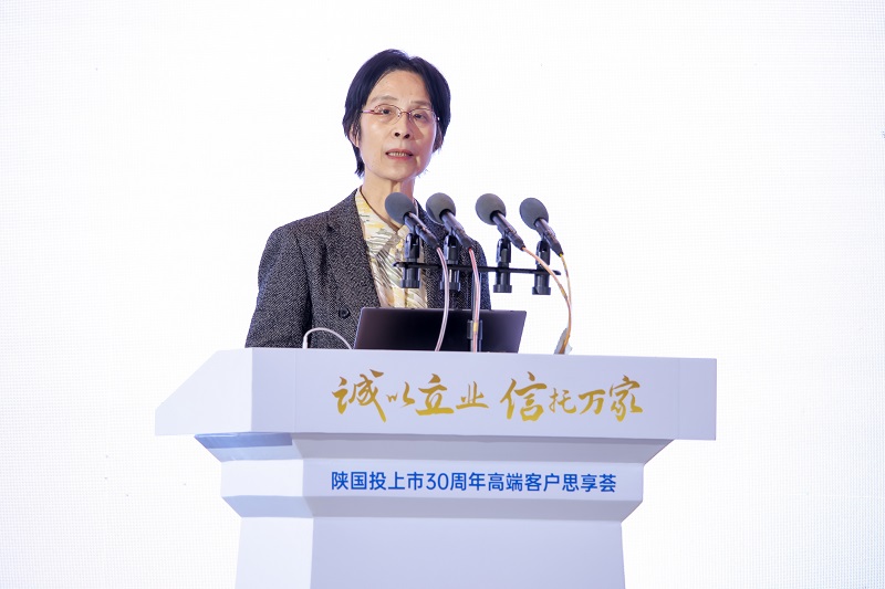 6.第十三屆全國(guó)人大常委、國(guó)務(wù)院原副秘書長(zhǎng)、中國(guó)工業(yè)經(jīng)濟(jì)學(xué)會(huì)會(huì)長(zhǎng)江小涓發(fā)表主旨演講.jpg